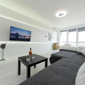 https://solnechnye-prostornye-apartamenty-metro-minskaya.hotels-of-kiev.com
