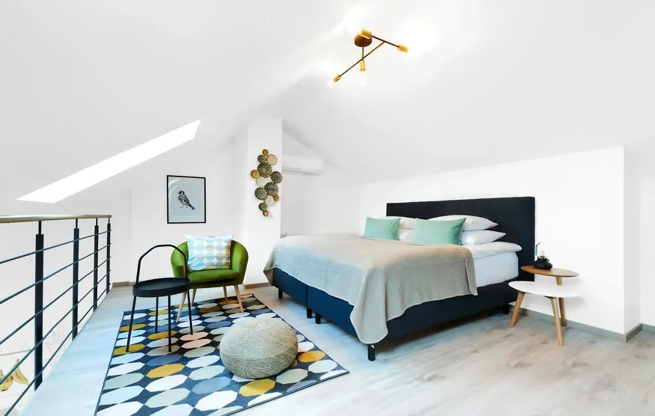 Honest Smichov Apartment Prague